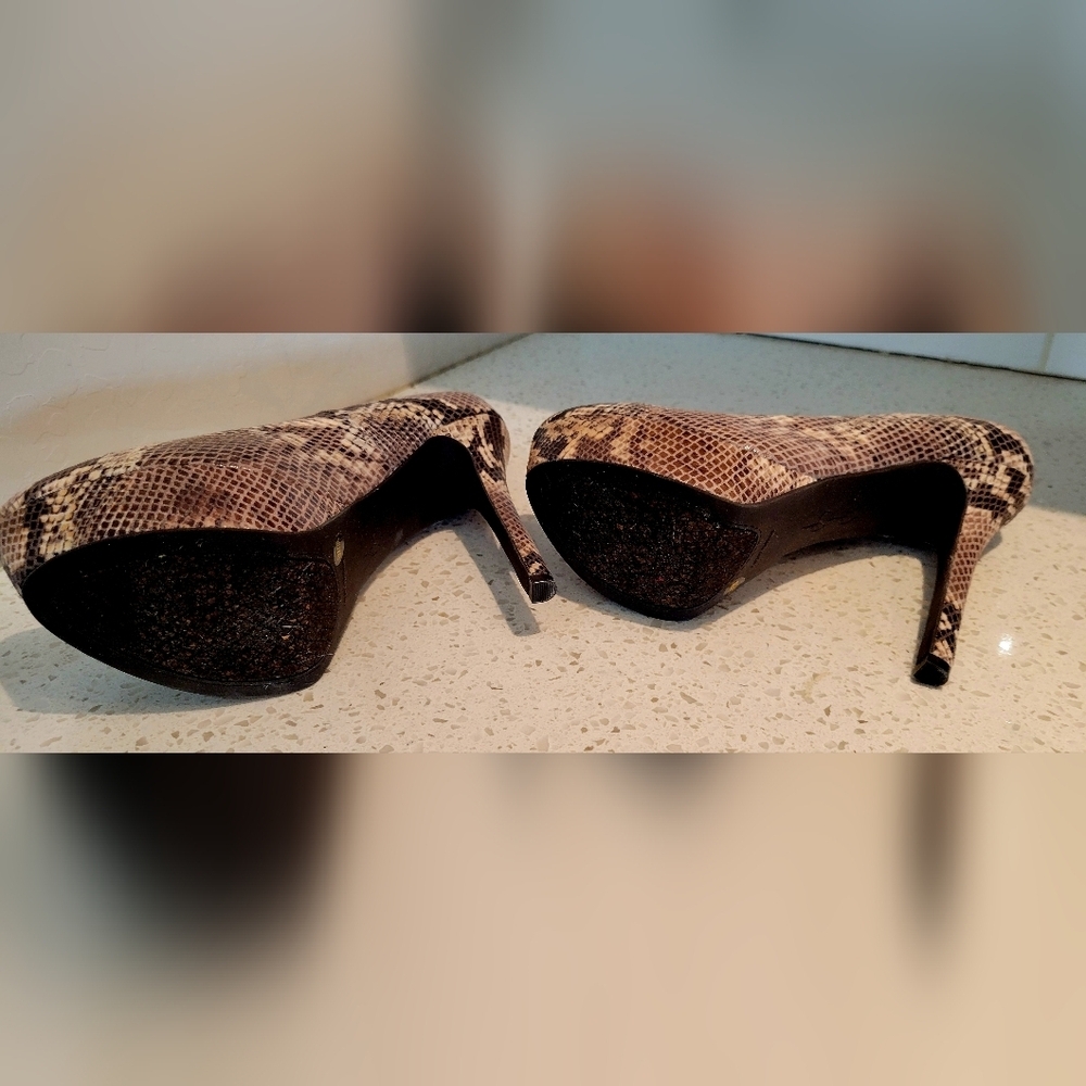 Jessica Simpson Snakeskin Heels — Tan & Black Platform / Pump (5 1/2") -  Size 8 - Picture 6 of 9